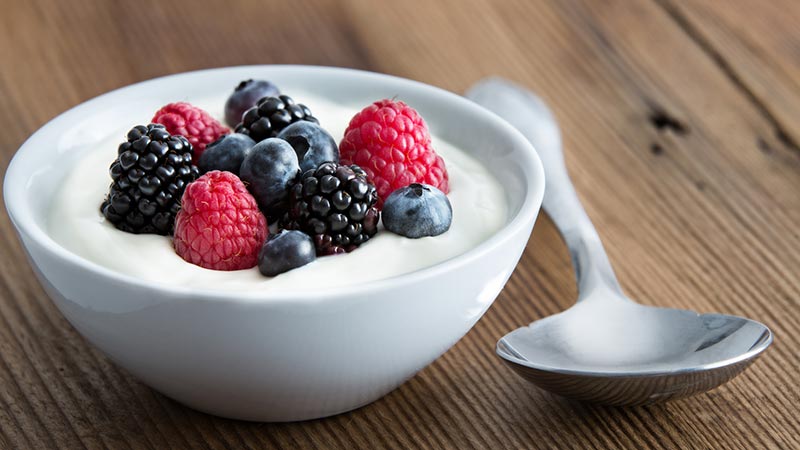 Yaourt nature agrémenté de fruits frais